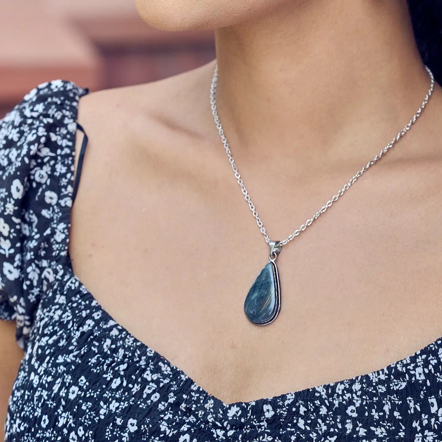 Volare Necklaces Volare Labradorite Stone Necklace Volare Labradorite Stone Necklace