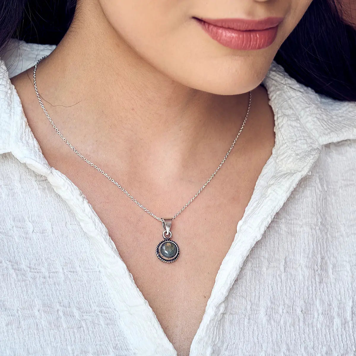 Volare Necklaces Volare Small Labradorite Stone Necklace Volare Small Labradorite Stone Necklace